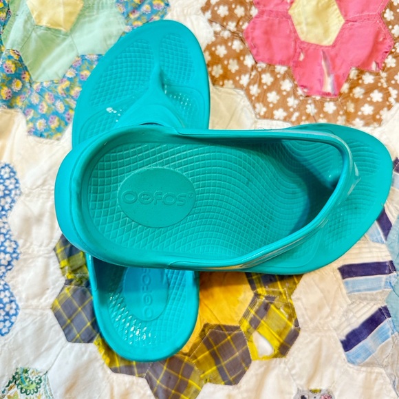 WOMEN’S SIZE 7 OOFOS - Picture 1 of 5